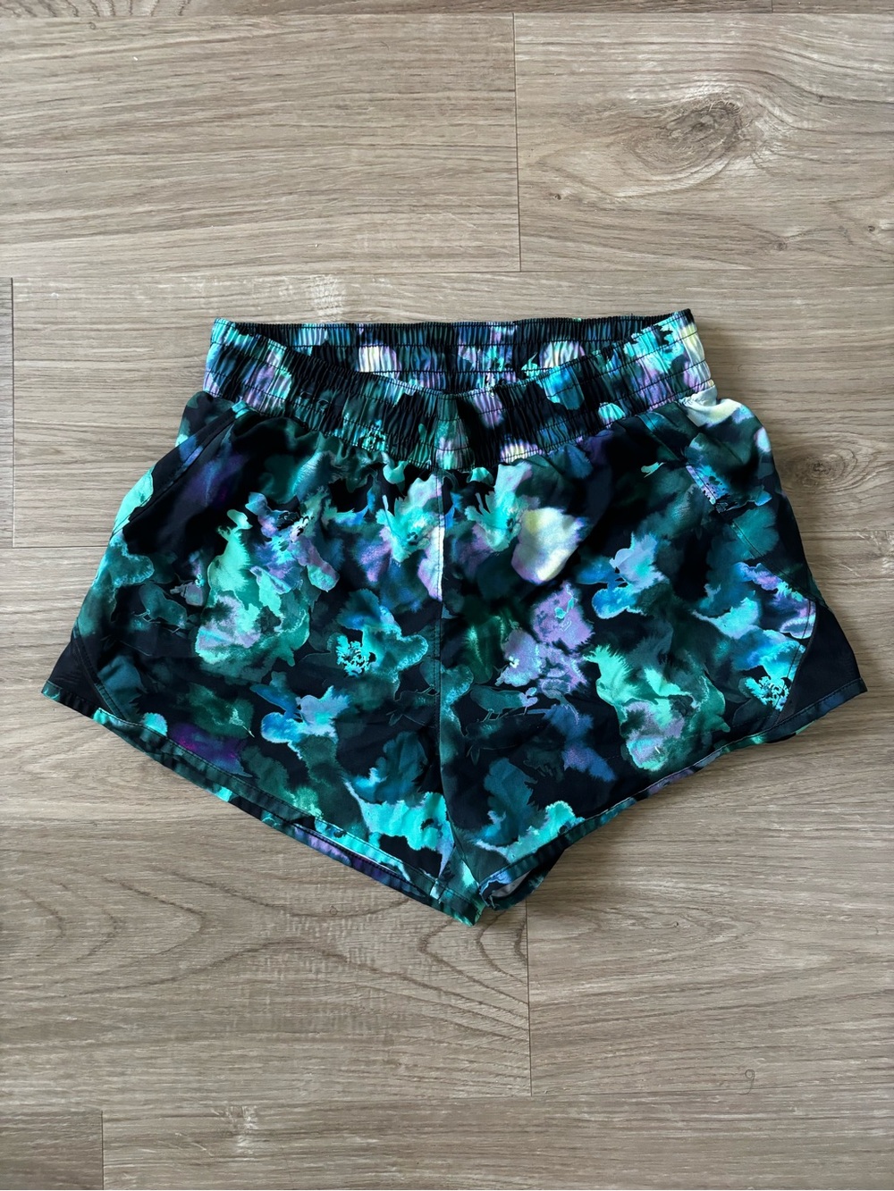 All in Motion Women’s Black Floral Watercolor Active Shorts Size Small